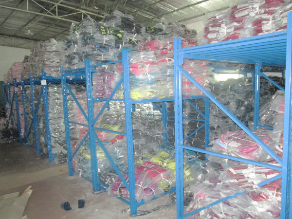 1573005564320460.jpg 服裝行業中型貨架.jpg